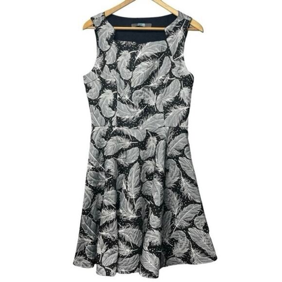 Eva Franco Fit & Flare Feather Print Dress Sz 10 Black White Jacquard Sleeveless - Picture 3 of 7